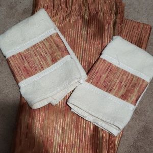 Shower curtain/hand towels